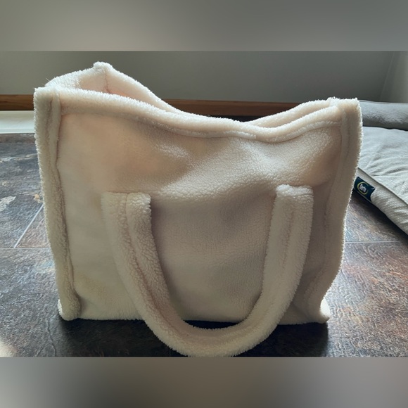 Virginia Wolf Stella cream color Sherpa fluffy large tote bag double handles. - Picture 4 of 14